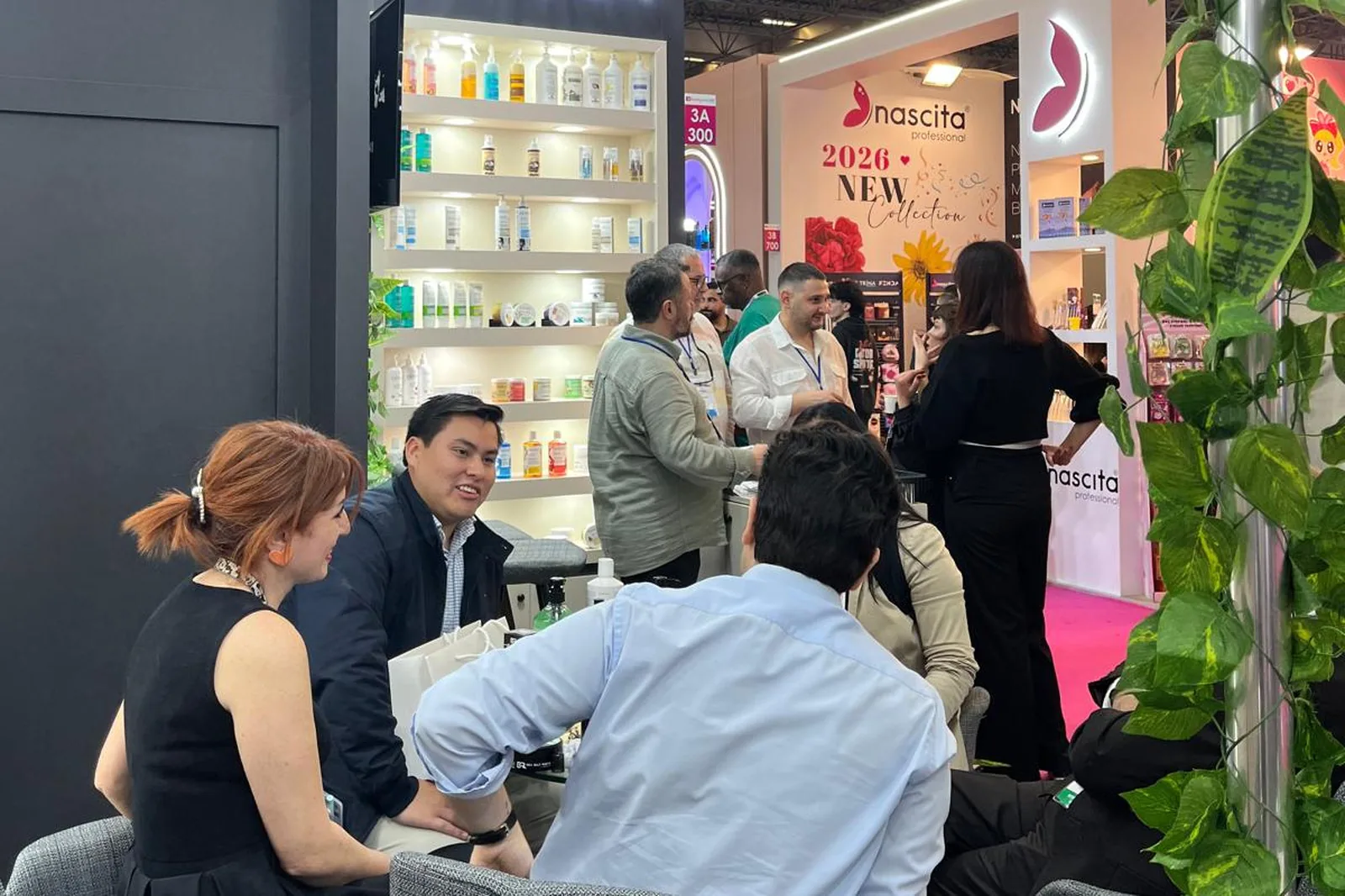 L’équipe Dora Kozmetik en rendez-vous avec des acheteurs au salon Beauty Istanbul