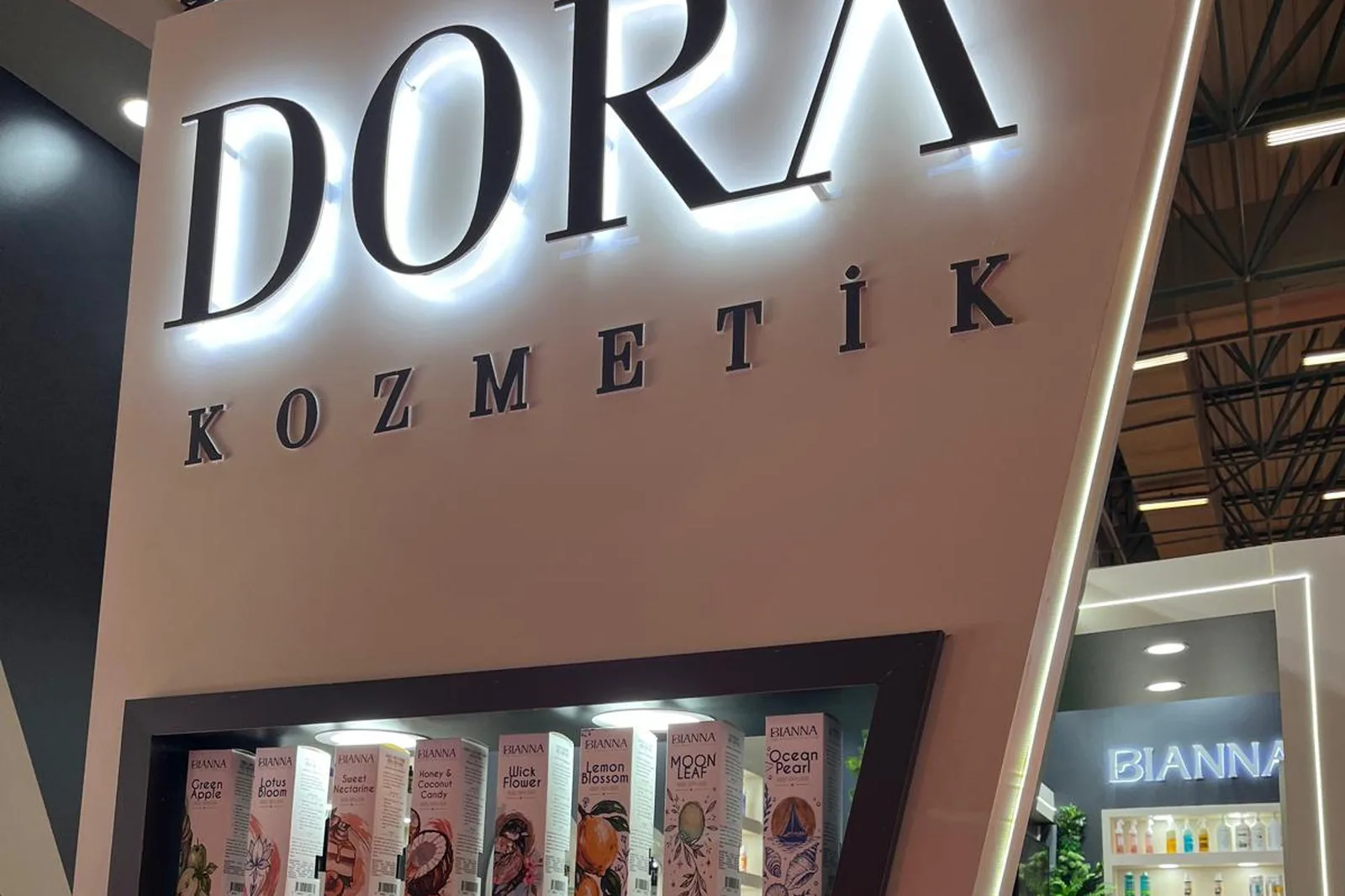 Stand Dora Kozmetik au salon Beauty Istanbul, avec des marques en marque blanche exposées